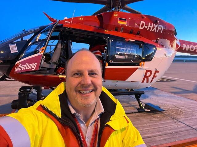 Bereit fürs Abenteuer Luftrettung Nürnberg: Christian Vogel absolvierte eine Schicht im Rettungshubschrauber.  | Foto: oh/Christian Vogel