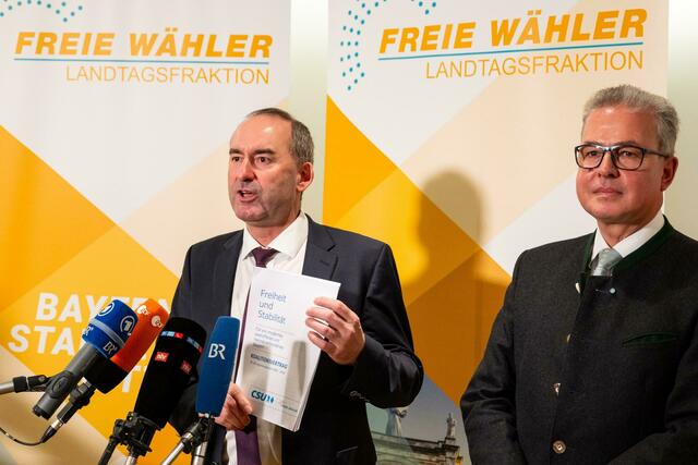Freie Wähler-Chef Hubert Aiwanger (l) und Florian Streibl, Fraktionsvorsitzender der Freien Wähler im Bayerischen Landtag, präsentieren den Koalitionsvertrag mit der CSU.   | Foto: Lennart Preiss/dpa
