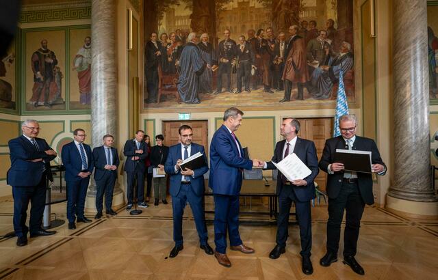 Hand in Hand: Markus Söder und Hubert Aiwanger besiegeln ihre weitere Zusammenarbeit.  | Foto: Peter Kneffel/dpa