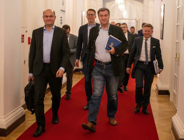 Albert Füracker, Markus Blume, Markus Söder und Tobias Reiß kommen zur Spitzenrunde bei den Koalitionsverhandlungen.  | Foto: Peter Kneffel/dpa