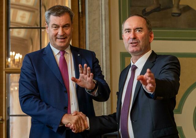 Hubert Aiwanger (r) und Markus Söder sind sich einig.  | Foto: Peter Kneffel/dpa
