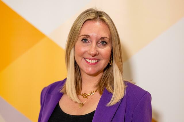 Die designierte bayerische Kultusministerin Anna Stolz (Freie Wähler) hat die Lehrer- und Personalversorgung, die Digitalisierung und die psychische Gesundheit der Kinder als drei zentrale Zukunftsherausforderungen bezeichnet. Zugleich räumte sie kurz nach ihrer Benennung ein, dass der Wegfall eines Staatssekretärs-Postens sich negativ auf die Präsenz an den Schulen vor Ort auswirken könnte. «Das ist natürlich schwierig, dann die Präsenz zu haben, die wir vorher hatten», sagte sie am Donnerstag. Sie wolle aber weiterhin einen möglichst enge Kontakt pflegen. | Foto: Lennart Preiss/dpa