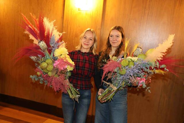 Vorjahres-Christkind Teresa Windschall (l.) gratuliert ihrer Nachfolgerin Nelli Lunkenheimer.  | Foto: Udo Dreier