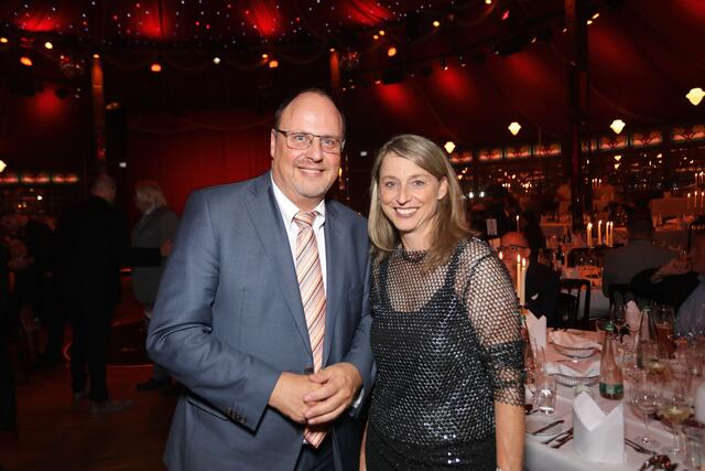 Gäste der Premiere: SPD-Bürgermeister Christian Vogel und Katja Strohhacker, Geschäftsführerin der Stadtreklame Nürnberg. | Foto: Jürgen Friedrich