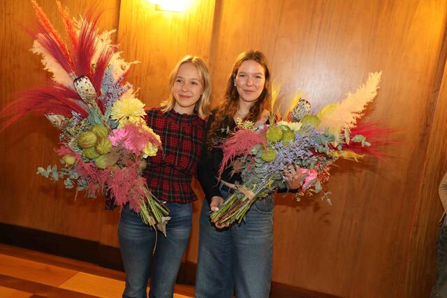Vorjahres-Christkind Teresa Windschall (l.) gratuliert ihrer Nachfolgerin Nelli Lunkenheimer.  | Foto: Udo Dreier