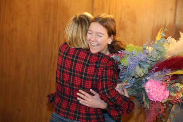 Vorjahres-Christkind Teresa Windschall (l.) gratuliert ihrer Nachfolgerin Nelli Lunkenheimer.  | Foto: Udo Dreier