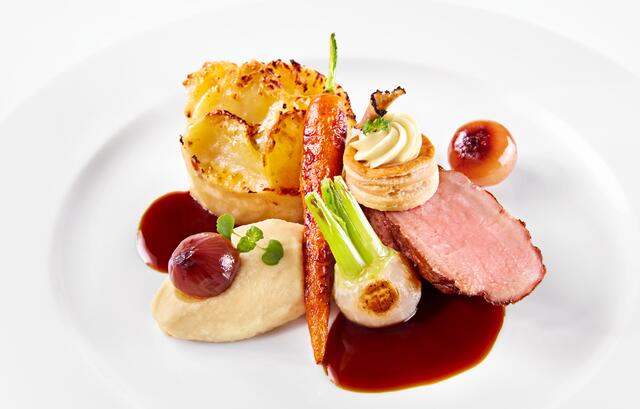 Der Hauptgang der Speisenfolge: Rosa gebratener Kalbsrücken mit Trüffelbutter, geschmortem Wurzelgemüse, 
Kartoffelgratin und Gewürzjus. | Foto: PALAZZO