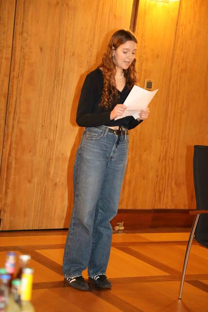 Nelli Lunkenheimer präsentierte vor der Jury den Christkind-Prolog.  | Foto: Udo Dreier