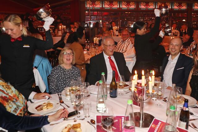Bestens gelaunt bei der Premiere: Bayerns Innenminister Joachim Herrmann (CSU) mit Ehefrau Gerswid. | Foto: Jürgen Friedrich