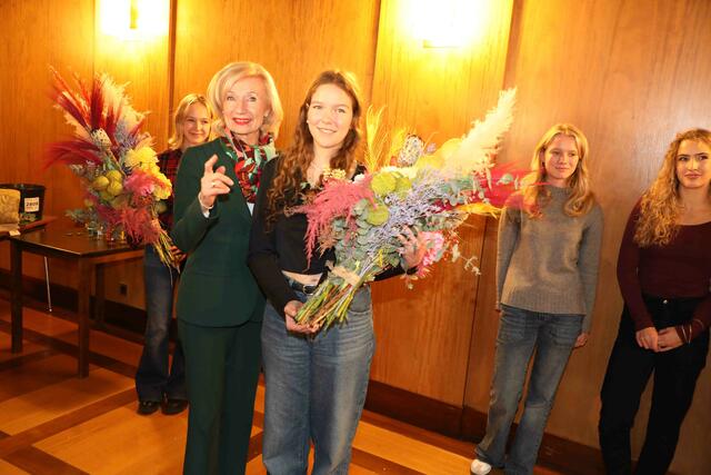Kulturbürgermeisterin Prof. Dr. Julia Lehner (l.) begrüßte das neue Nürnberger Christkind Nelli Lunkenheimer.  | Foto: Udo Dreier