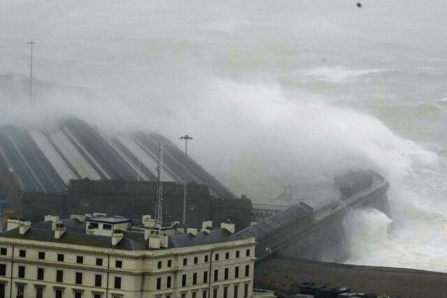 Wellen brechen über die Hafenmauer in Folkestone, Kent.  | Foto: Gareth Fuller/PA Wire/dpa
