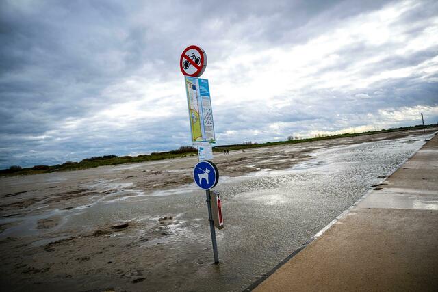 Dunkle Wolken ziehen über den Strand von Norddeich.  | Foto: Sina Schuldt/dpa
