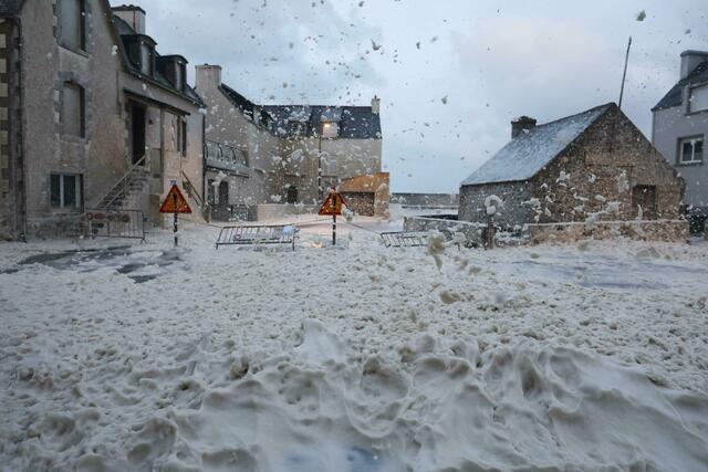 Schaum und Gischt fließen über eine Straße in Penmarc'h, Westfrankreich.  | Foto: Fred Tanneau/AFP/dpa