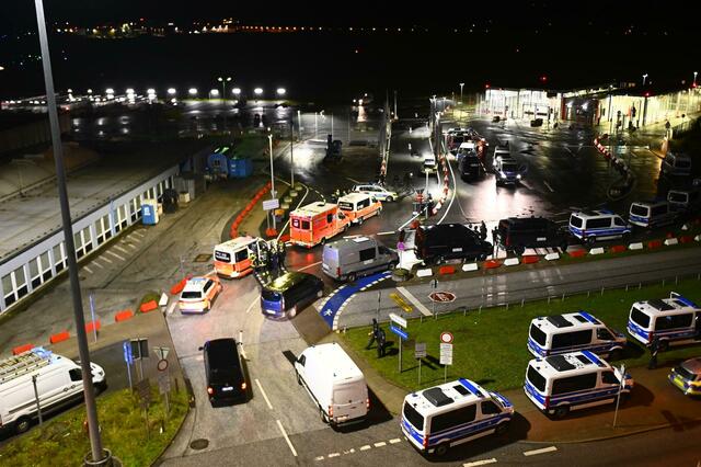 Polizeifahrzeuge und Krankenwagen sind am Flughafen in Hamburg im Einsatz.  | Foto: Jonas Walzberg/dpa