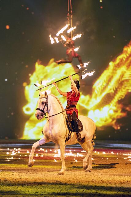 Dajana Pfeifer mit beeindruckendem Feuertrick.  | Foto: CAVALLUNA