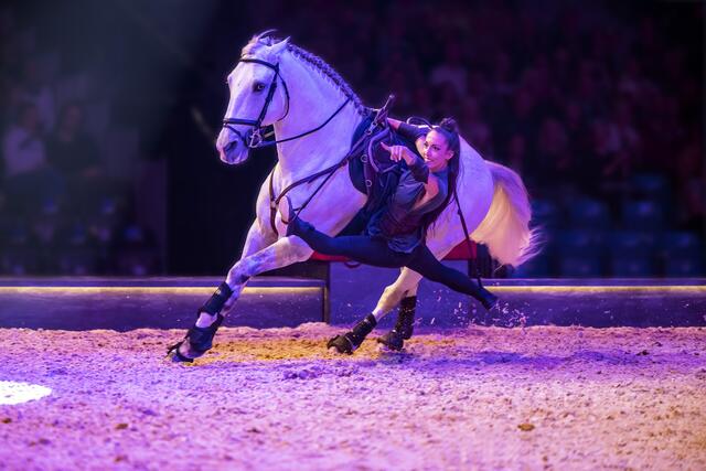 Rasantes Trickreiten der Equipe Hasta Luego Academy.  | Foto: CAVALLUNA
