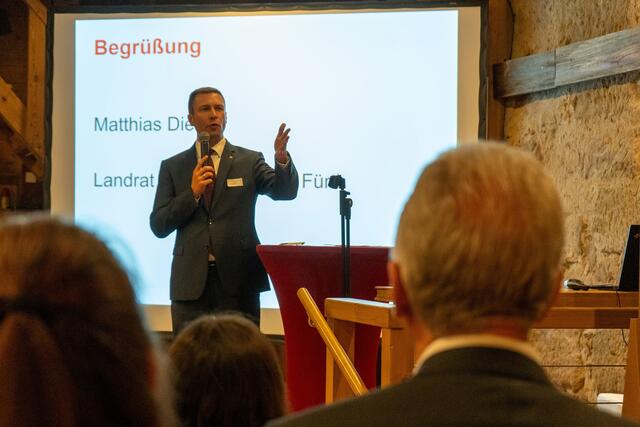 Landrat Matthias Dießl begrüßte die Gäste und Teilnehmer bei der Veranstaltung des Wirtschaftskreises in Roßtal. | Foto: Landkreis Fürth
