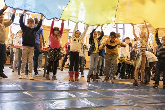 Die beiden Spielmobile Mobbl und Ratz luden die insgesamt 400 Kinder zum Beispiel zum Verkleiden für eine Fotoaktion oder zu Bewegungsspielen am Schwungtuch ein.

 | Foto: Giulia Iannicelli / Stadt Nürnberg