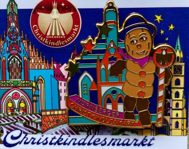Den neuen Christkindlesmarkt-Pin zum Anstecken gibt es auf dem Markt, der Touristinformation am Hauptmarkt und im Handwerkerhof.  | Foto: Nicole Fuchsbauer