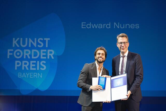 Kunstförderpreis für Edward Nunes von Staatsminister Markus Blume.  | Foto: Anna Schnauss 