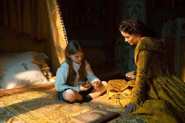 Rudolf (Arian Wegener, l.), Sisi (Dominique Devenport, r.).  | Foto: RTL / Armands Virbulis