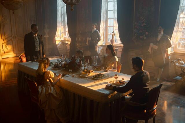 V.l.: Herzog Max (Marcus Grüsser), Gisela (Kristina Schroeter), Rudolf (Arian Wegener), Sisi (Dominique Devenport), Franz (Jannik Schümann).  | Foto: RTL / Armands Virbulis