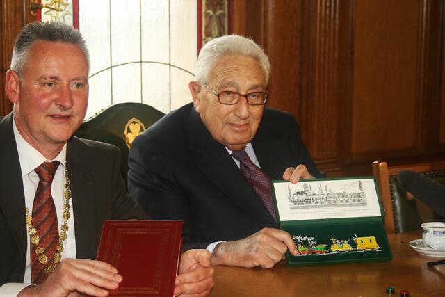 Henry Kissinger bei einem seiner Besuche im Fürther Rathaus 2010. | Foto: Stadt Fürth, Norbert Mittelsdorf