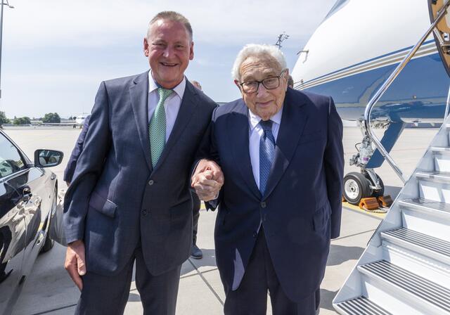 2023 besuchte Henry Kissinger anlässlich seines 100. Geburtstages seine Heimatstadt Fürth. OB Thomas Jung empfing ihn auf dem Flughafen Nürnberg.  | Foto: Norbert Mittelsdorf / Stadt Fürth