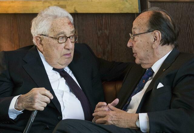 Der frühere Außenminister Hans-Dietrich Genscher (FDP, r) mit Henry Kissinger beim Empfang zum 90. Geburtstag Kissingers 2013. Foto: Gero Breloer/AP-Pool/dpa
