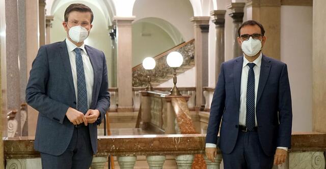 Treffen während der Coronazeit mit dem damaligen Gesundheitsminister Klaus Holetschek und Oberbürgermeister Marcus König (l.) im Dienstsitz des Bayerischen Staatsministerium für Gesundheit und Pflege in Nürnberg.  | Foto: StMGP