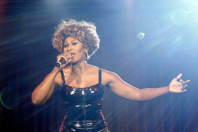 Verblüffend nah am Original: Dorothea „Coco“ Fletcher als Tina Turner in "SIMPLY THE BEST - Die Tina Turner Story". Am 18. April 2024 (20 Uhr) in der Meistersingerhalle. | Foto: SIC