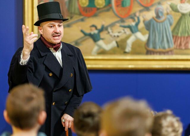 Adler-Lokführer William Wilson erzählt spannende Geschichten über die erste Eisenbahnfahrt Deutschlands. | Foto: Daniel Karmann / DB Museum