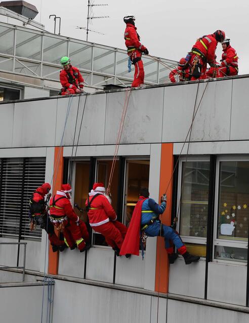 Höhenretter der Nürnberger Feuerwehren machen den kleinen Patientinnen und Patienten eine Freude | Foto: Udo Dreier