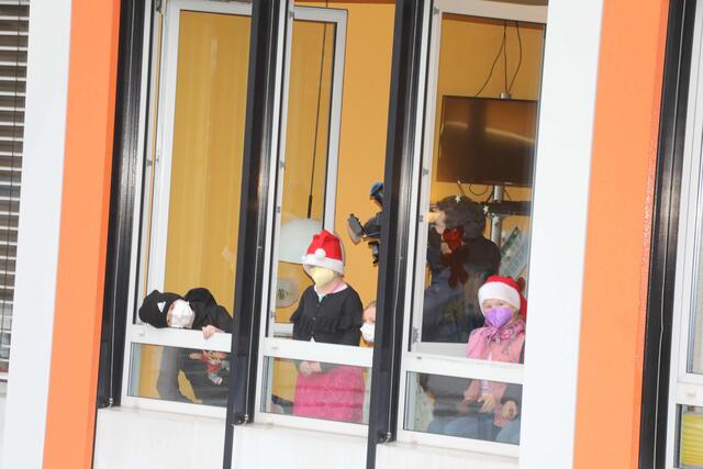 Höhenretter der Nürnberger Feuerwehren machen den kleinen Patientinnen und Patienten eine Freude. | Foto: Udo Dreier