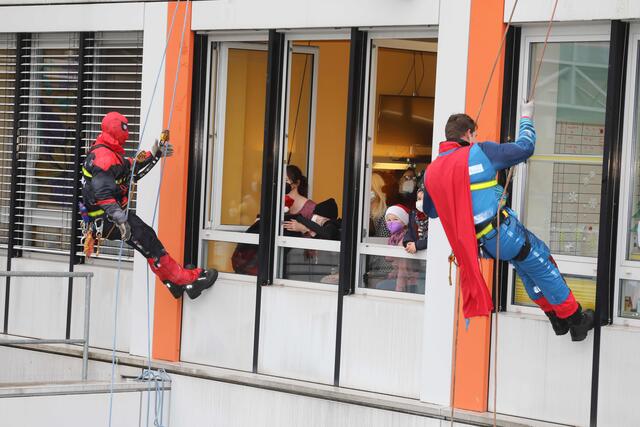 Höhenretter der Nürnberger Feuerwehren machen den kleinen Patientinnen und Patienten eine Freude. | Foto: Udo Dreier