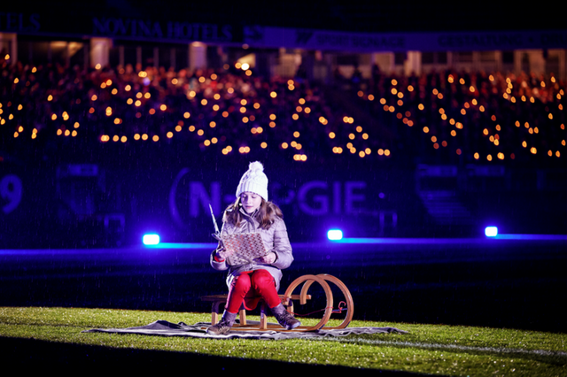 Stimmungsvolles  Adventssingen am Freitag, 22. Dezember 2023, im Max-Morlock-Stadion Das Foto zeigt das Vorlesekind des Jahres 2018.
 | Foto:  cre-A-Team fotodesign / Stadt Nürnberg