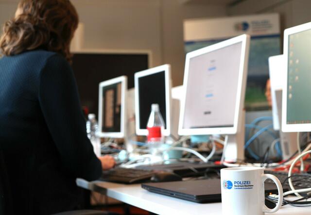 Blick in einen Raum des Landeskriminalamts Nordrhein-Westfalen (LKA NRW): Bei einer Aktion gegen sogenanntes Cybergrooming geben sich LKA-Mitarbeiter als Kinder aus und chatten mit Personen über Plattformen und Soziale Netzwerke.
Foto: Oliver Auster/dpa
