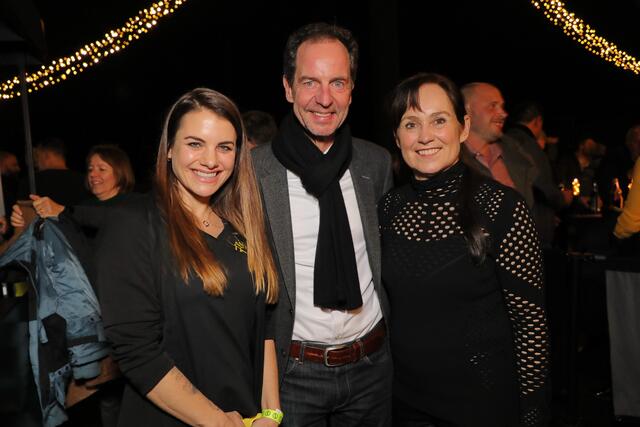 Larissa Kastein und Sabine Michel mit Prof. Lucius A. Hemmer, Intendant der Nürnberger Symphoniker. | Foto: Jürgen Fríedrich