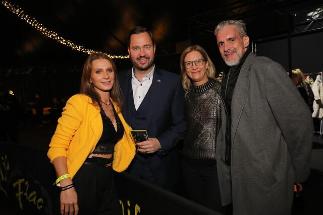 Olesja (links) und Wolfgang Hofer (rechts, Vodafone Mobilfunk Center Hofer) mit CSU-MdL Jochen Kohler und Jenny Baier (Bezirkstag). | Foto: Jürgen Fríedrich