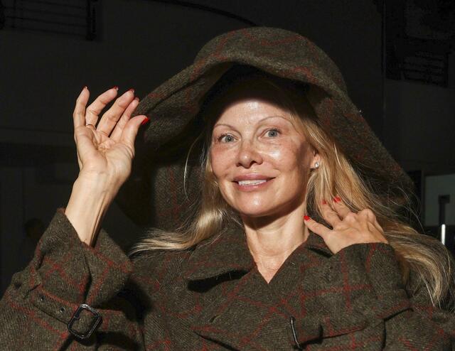 US-Schauspielerin Pamela Anderson ungeschminkt auf der Modewoche in Paris. Foto: Vianney Le Caer/Invision/AP/dpa