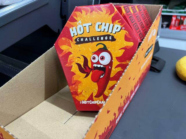 Mehrerer Packungen der "Hot Chip Challenge" in einem Späti neben der Kasse. Foto: Doreen Garud/dpa