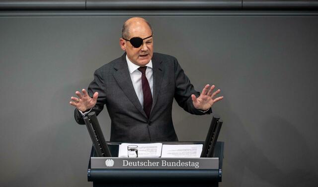 Bundeskanzler Olaf Scholz mit Augenklappe bei einer Rede im Bundestag. Foto: Michael Kappeler/dpa
