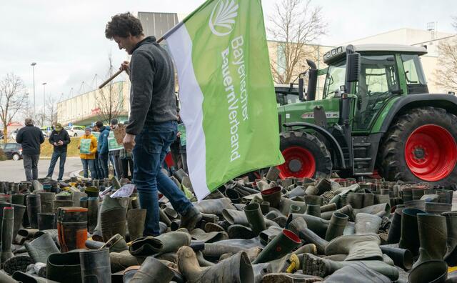 In einem landesweiten Aktionstag protestierte der Bayerische Bauernverband gegen die Steuerpläne der Bundesregierung.  | Foto: Stefan Puchner/dpa