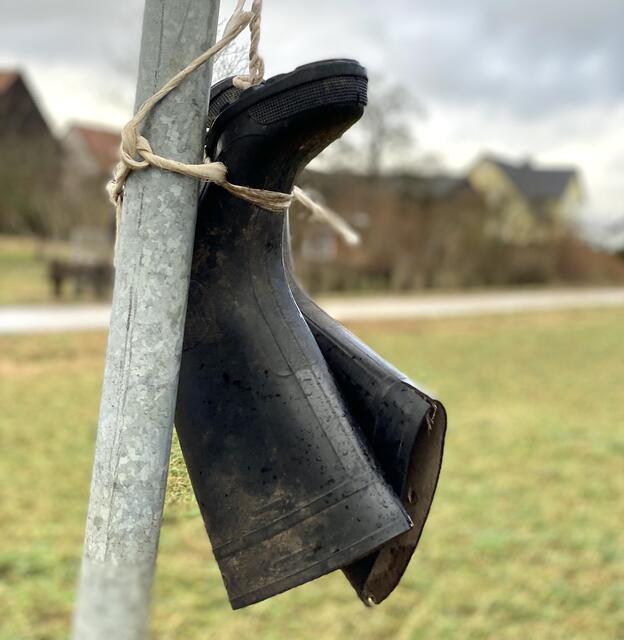 Einigen wird es schon aufgefallen sein. Mit den Stiefeln, die am Ortschild hängen, demonstrieren die Bauern gegen die aktuellen Sparmaßnahmen der Ampel-Regierung, die sie hart treffen werden. Müssen die Landwirte ihren Beruf bald an den Nagel hängen?  | Foto: Nicole Fuchsbauer