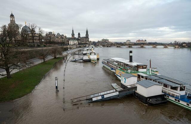 Das Terrassenufer in der Altstadt ist teilweise vom Hochwasser der Elbe überflutet und derzeit für den Verkehr gesperrt.  | Foto: Robert Michael/dpa