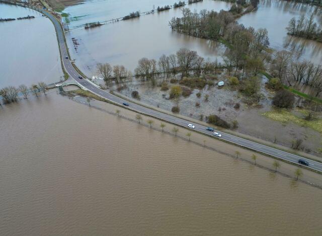 Das Hochwasser macht den Menschen - wie hier in Sachsen-Anhalt - weiterhin schwer zu schaffen. Forderungen nach einer besseren Ausstattung der Einsatzkräfte werden laut.  | Foto: Jan Woitas/dpa