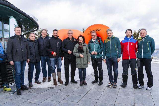 nnen- und Sportminister Joachim Herrmann und das Kuratorium für alpine Sicherheit informieren gemeinsam mit Experten des Deutschen Alpenvereins, der Bergwacht, der Skiwacht, des Deutschen Skilehrerverbands, des Lawinenwarndiensts und der Polizeibergführer über aktuelle Herausforderungen beim Wintersport. Unter anderem geht es um Neuerungen bei der Lawinenschutzausbildung sowie um Skitouren auf der Piste. | Foto: Bayerisches Innenministerium/Tom Kieslich