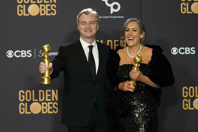 Regisseur Christopher Nolan freut sich mit seiner Frau, der Filmproduzent Emma Thomas, über die Golden Globes. Foto: Chris Pizzello/Invision/AP/dpa