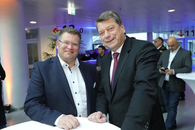 Gourmet-Metzger Stefan Wolf (li.) und Nürnbergs Sparkassen-Vorstandsvorsitzender Matthias Benk.