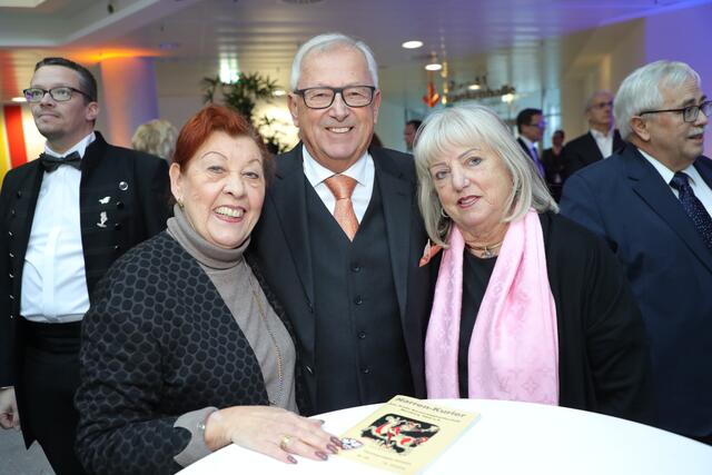 Neujahrsempfang der Stadt Nürnberg 2024 mit dem ehemaligen städtischen Protokollchef Willi Heidrich und Karnevals-Legende Angie Wimmer (li.).